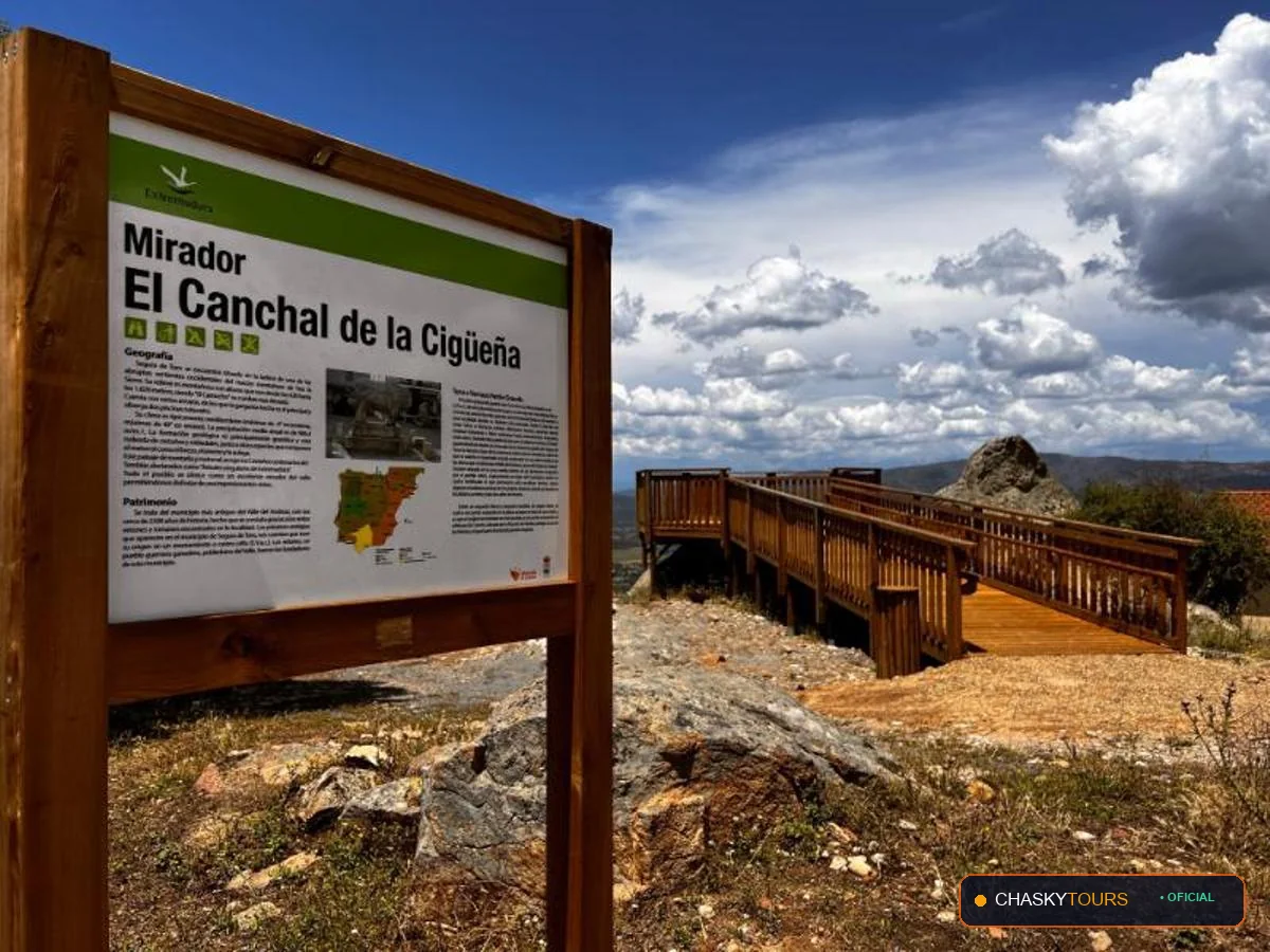 Mirador Turístico Natural de Caceres Del Peru