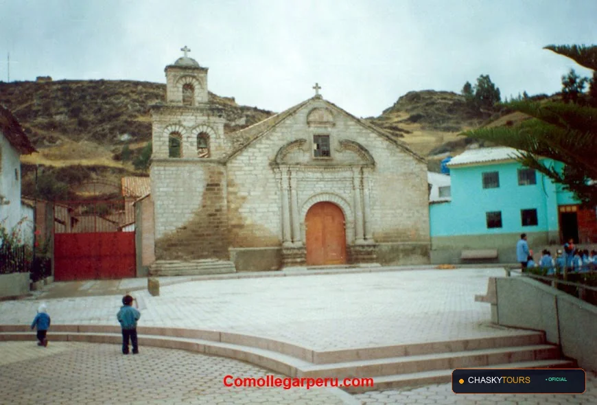 Plaza Mayor y Templo Matriz de Acobamba foto 2