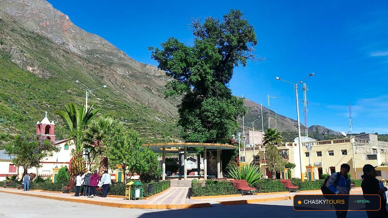 Plaza Mayor y Templo Matriz de Alcamenca