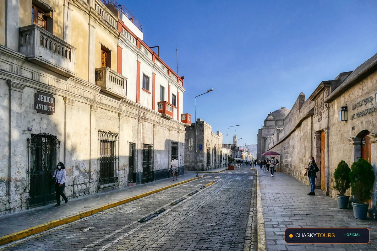 Plaza Mayor y Templo Matriz de Aplao foto 2