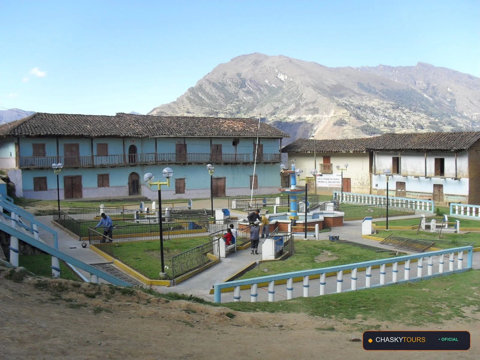 Plaza Mayor y Templo Matriz de Arancay