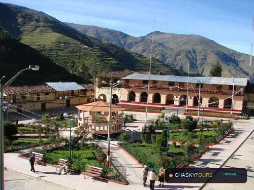 Plaza Mayor y Templo Matriz de Aurahua