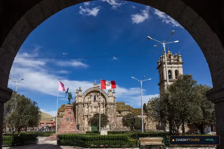 Plaza Mayor y Templo Matriz de Cabanilla