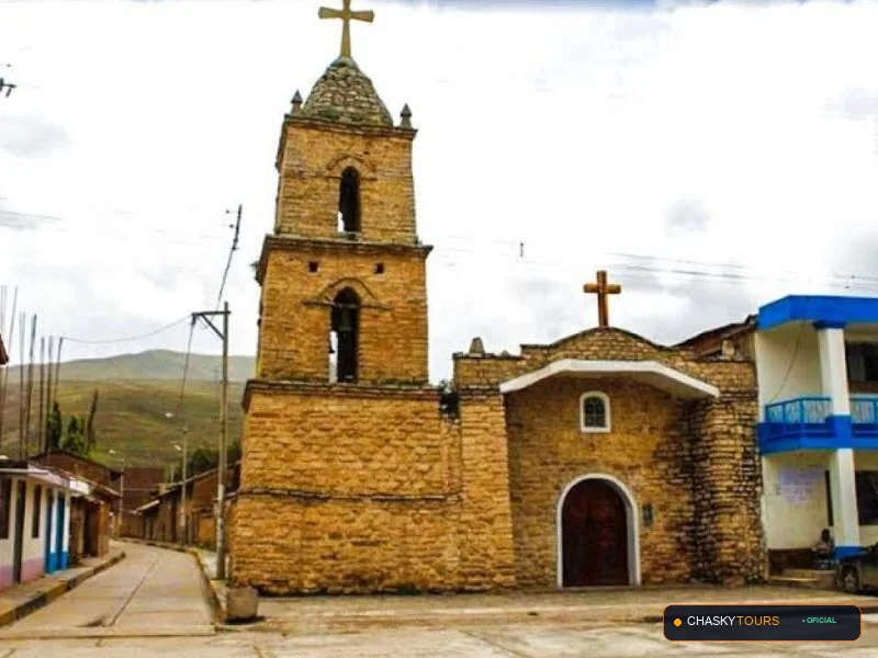 Plaza Mayor y Templo Matriz de Canchayllo foto 2