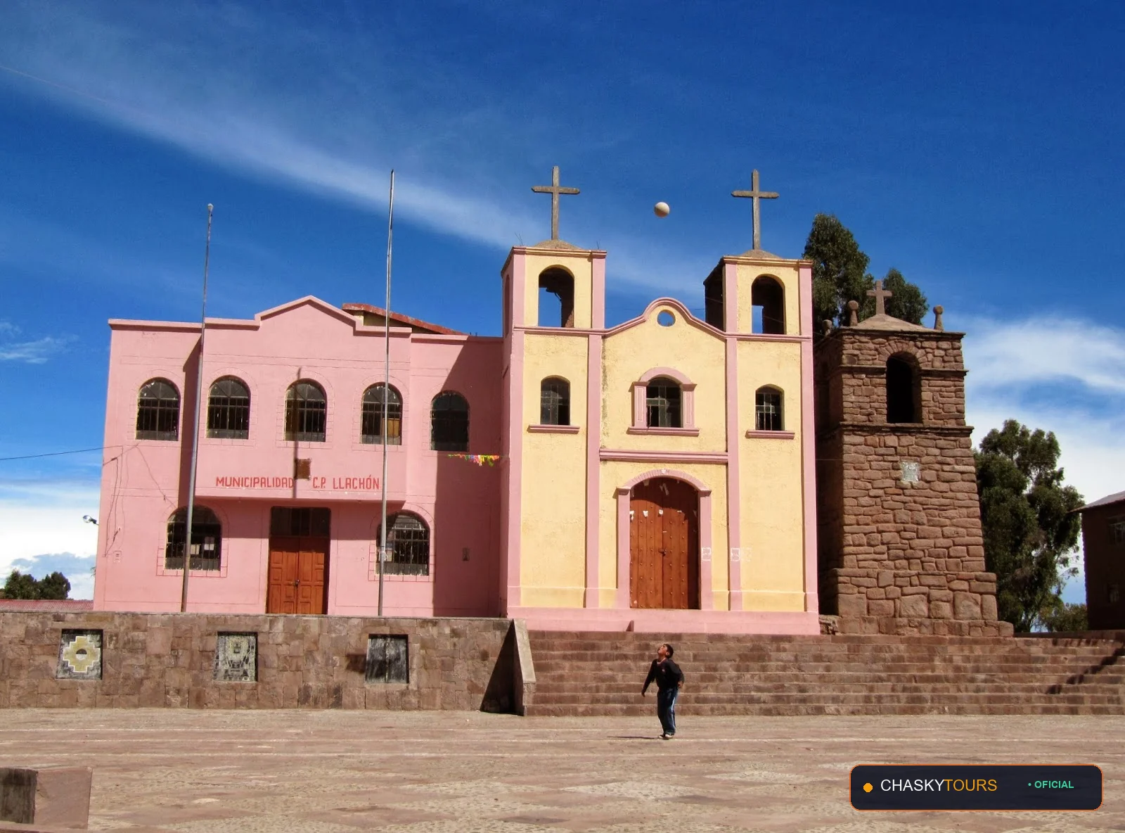 Plaza Mayor y Templo Matriz de Capachica foto 1