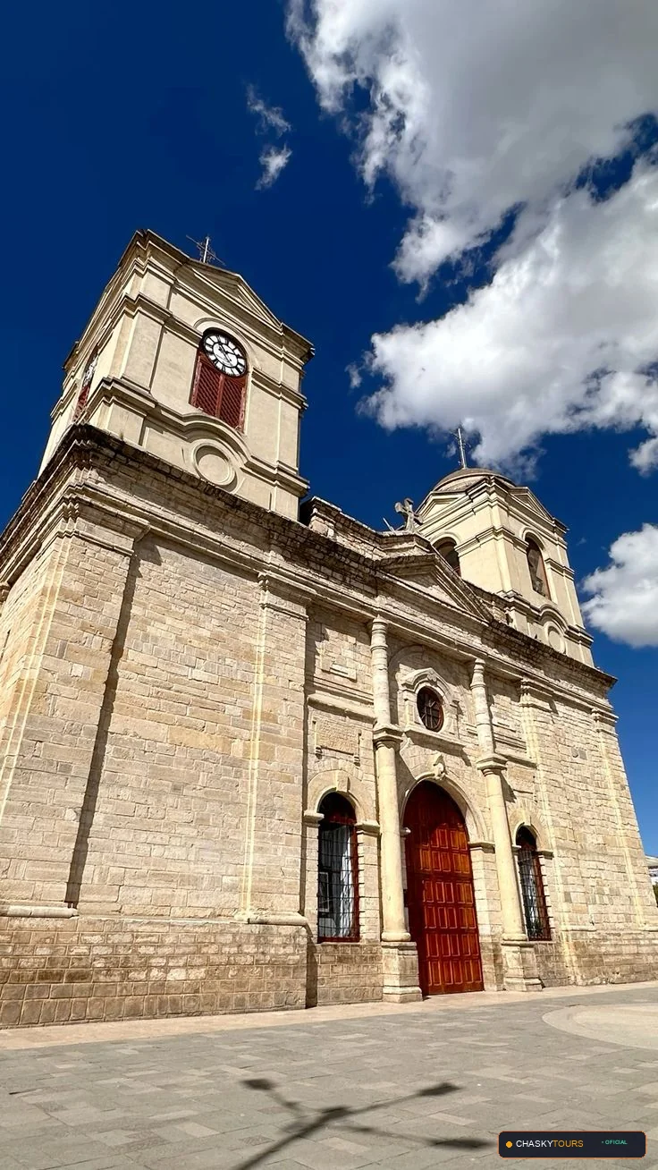 Plaza Mayor y Templo Matriz de Carhuacallanga foto 1