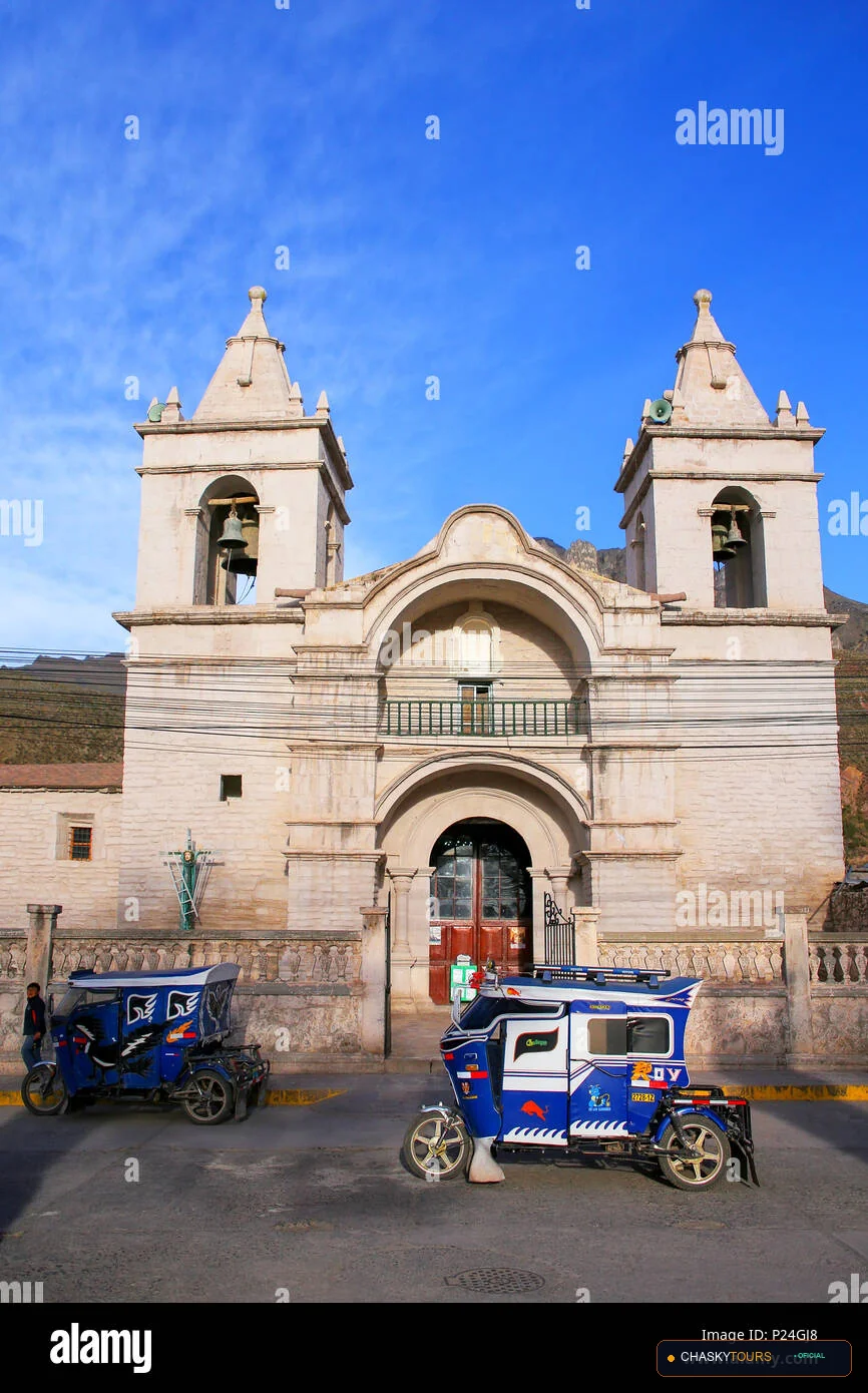 Plaza Mayor y Templo Matriz de Caylloma
