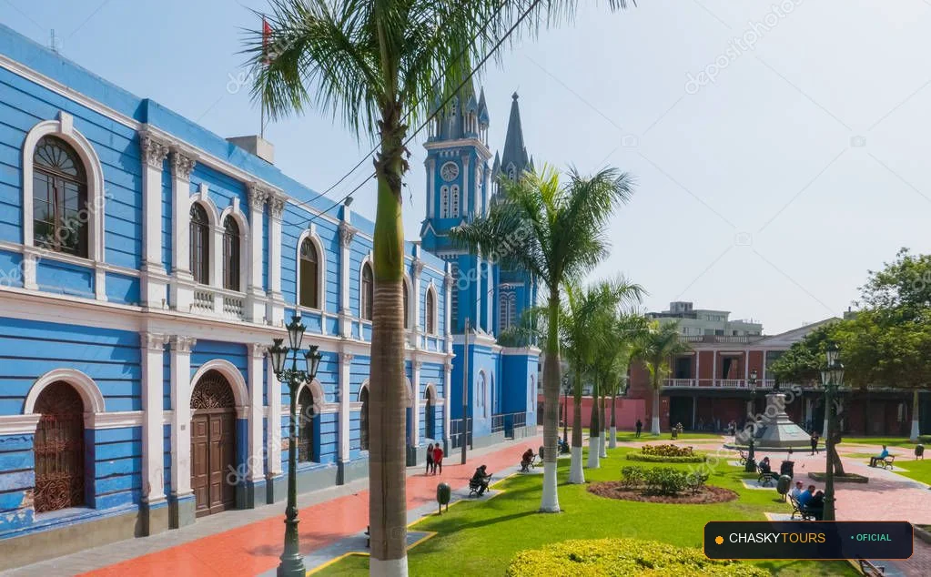 Plaza Mayor y Templo Matriz de Cerro Azul foto 2