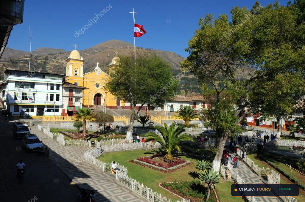 Plaza Mayor y Templo Matriz de Chacabamba