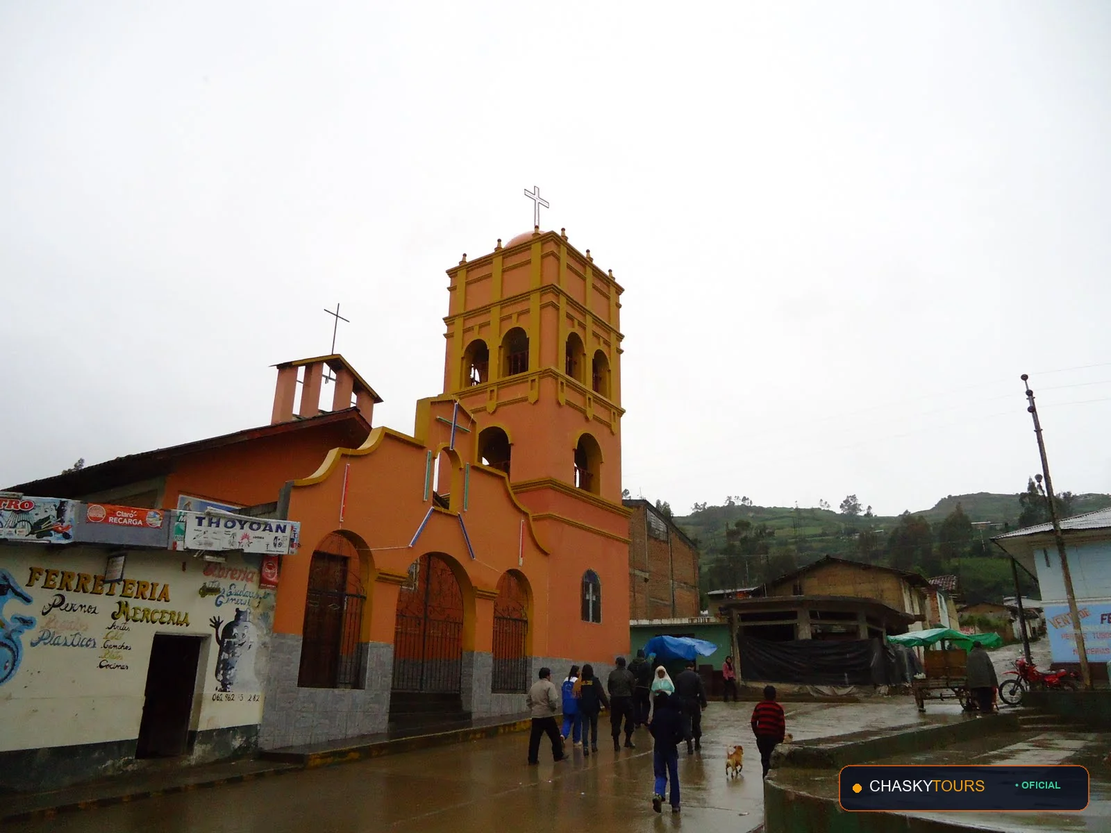 Plaza Mayor y Templo Matriz de Chaglla foto 1
