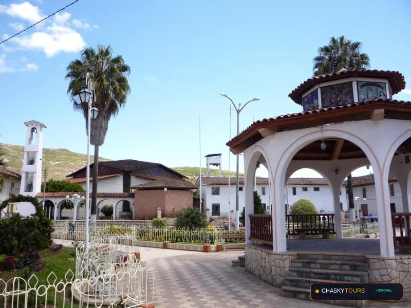 Plaza Mayor y Templo Matriz de Chancaybaqos foto 1
