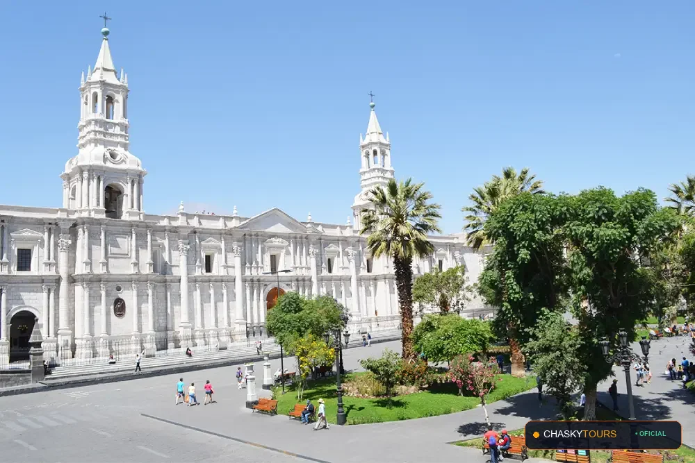 Plaza Mayor y Templo Matriz de Characato