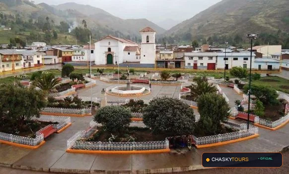 Plaza Mayor y Templo Matriz de Checacupe