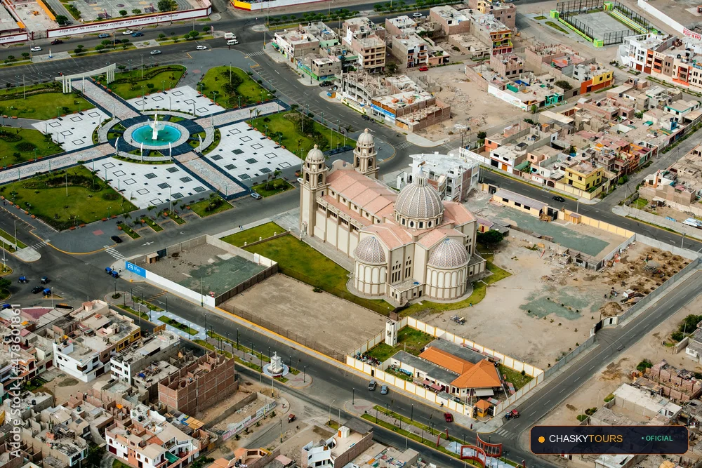 Plaza Mayor y Templo Matriz de Chimbote foto 1
