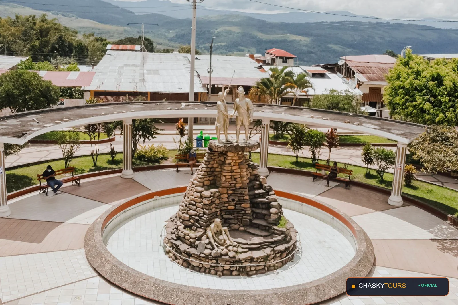 Plaza Mayor y Templo Matriz de Chipurana