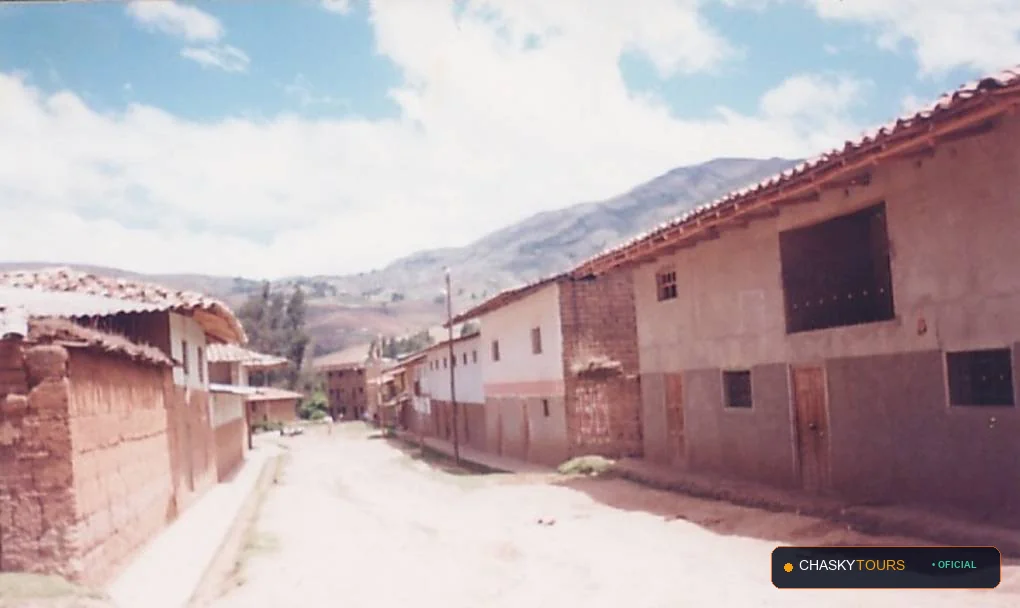 Plaza Mayor y Templo Matriz de Chugay foto 2