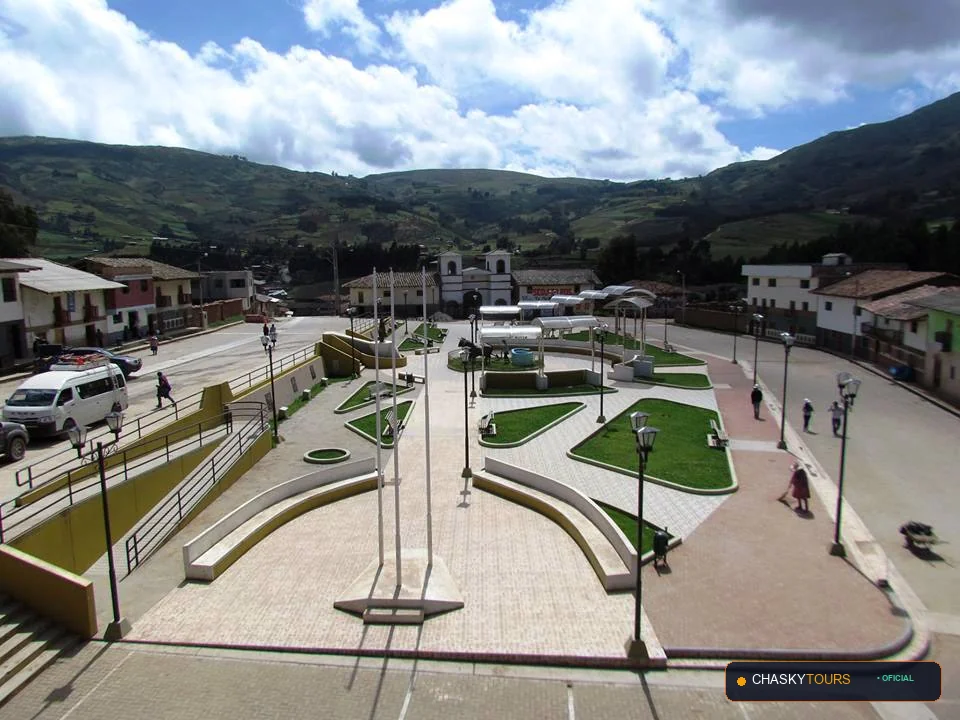 Plaza Mayor y Templo Matriz de Chugay
