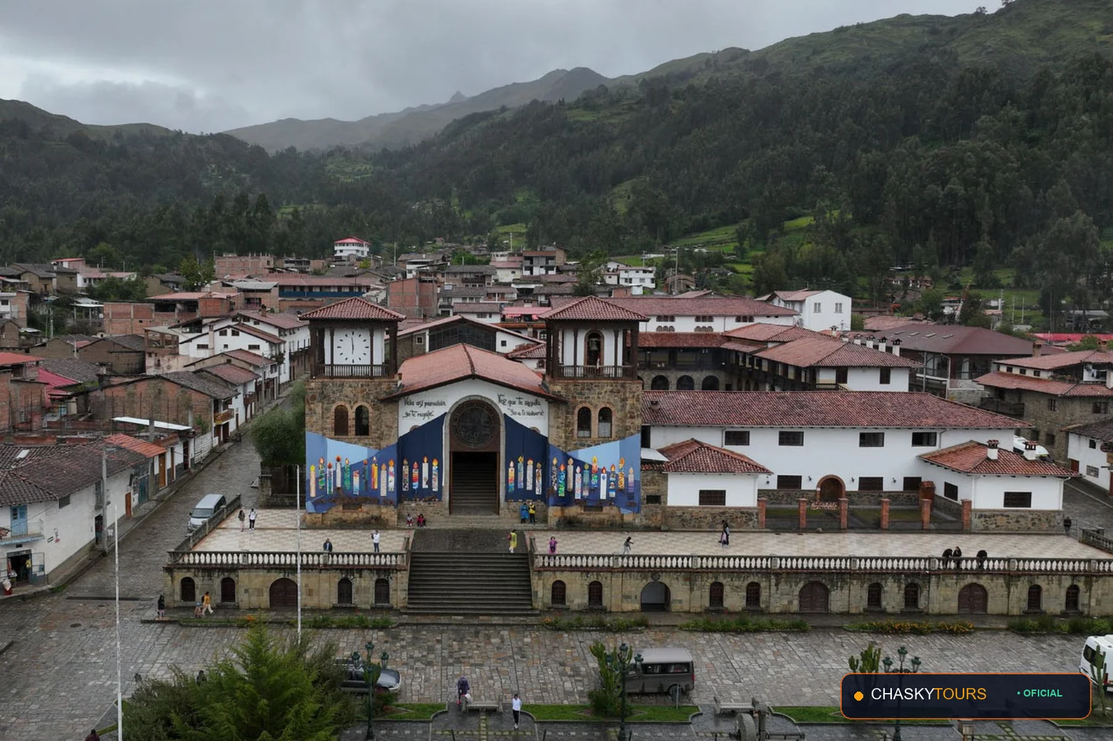 Plaza Mayor y Templo Matriz de Cochas foto 2