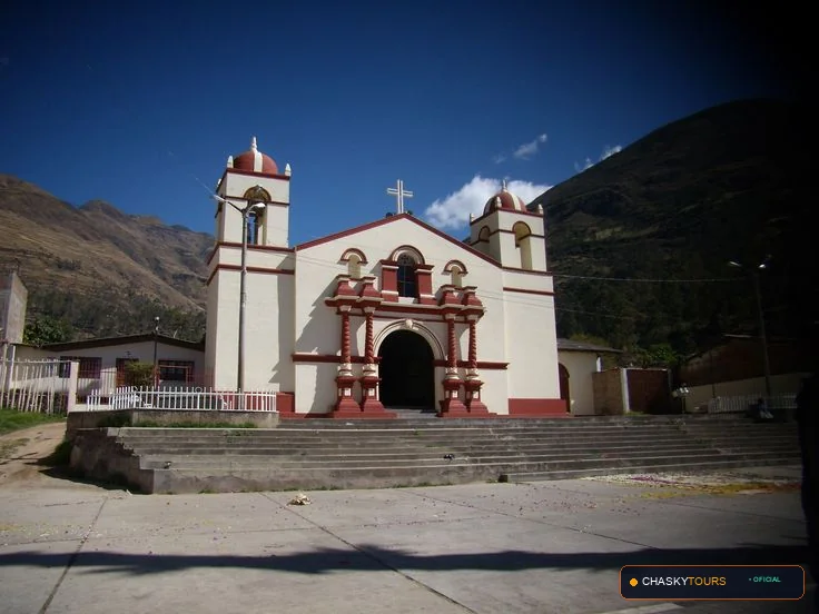 Plaza Mayor y Templo Matriz de Colcabamba foto 1
