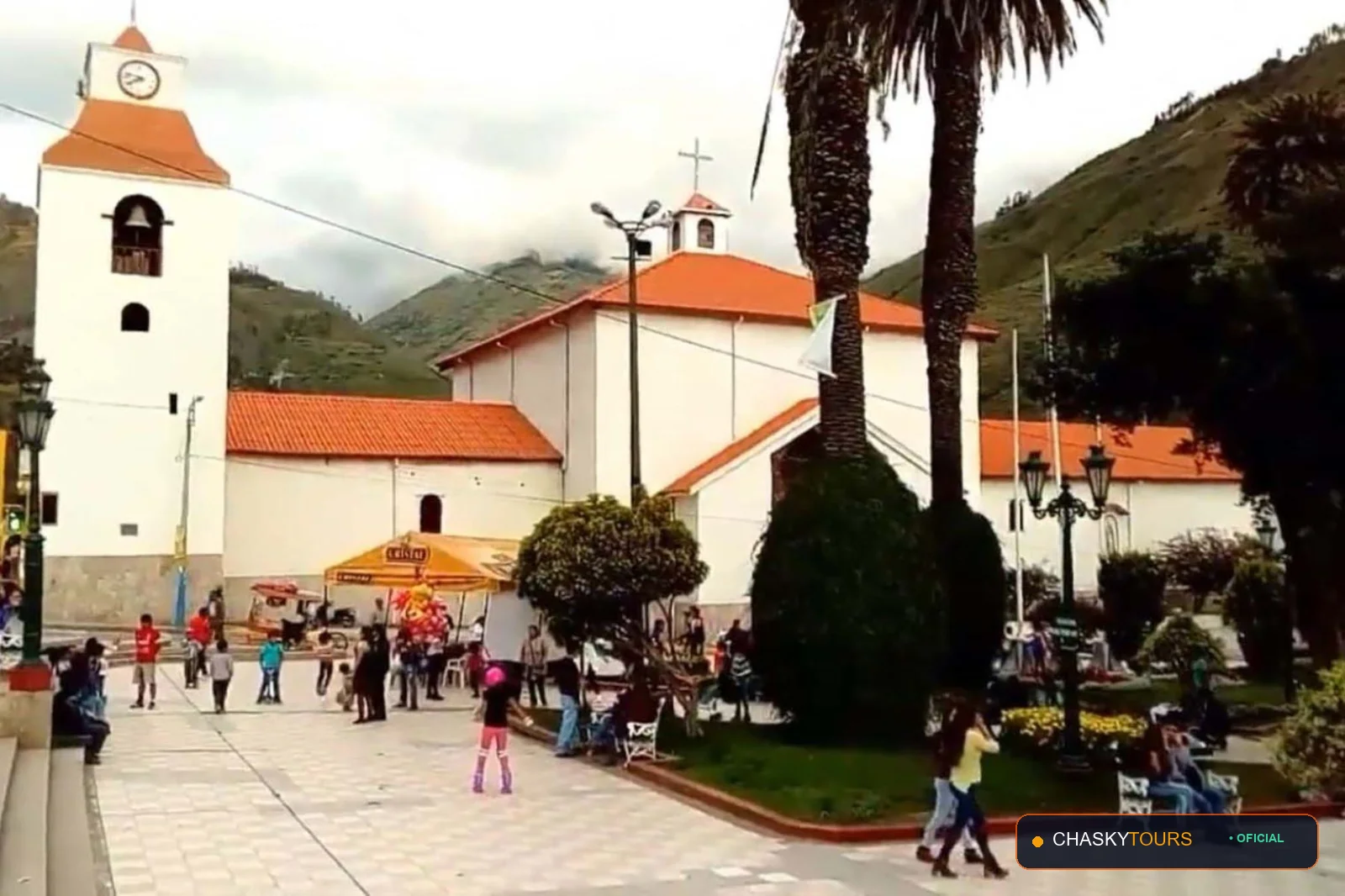 Plaza Mayor y Templo Matriz de Cotaruse foto 2