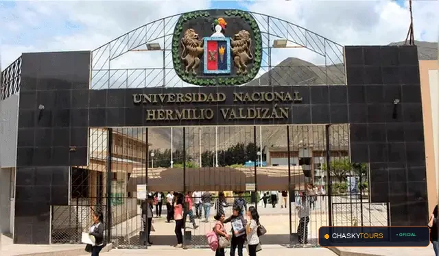 Plaza Mayor y Templo Matriz de Hermilio Valdizan foto 4