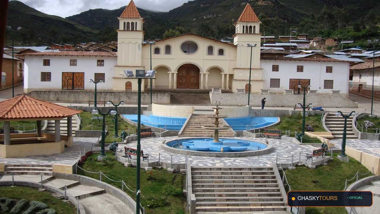 Plaza Mayor y Templo Matriz de Huacachi foto 1