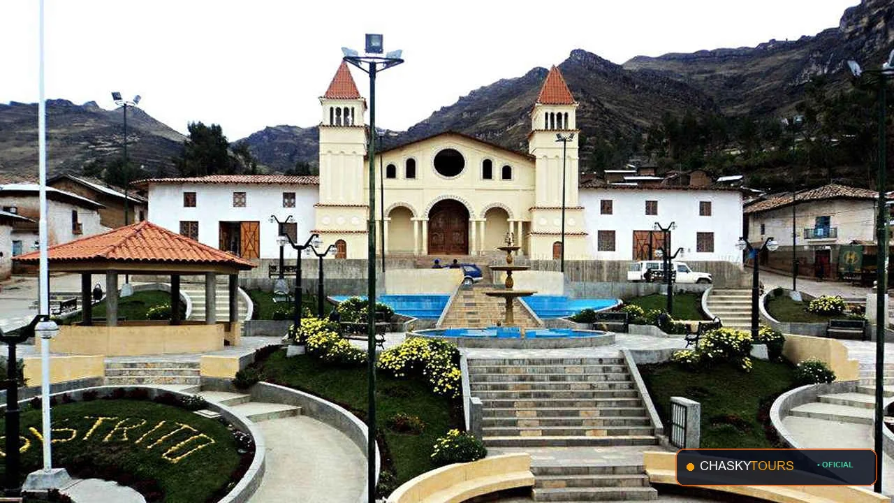 Plaza Mayor y Templo Matriz de Huacachi