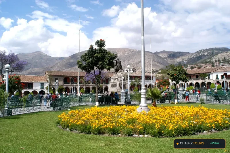 Plaza Mayor y Templo Matriz de Huacaqa