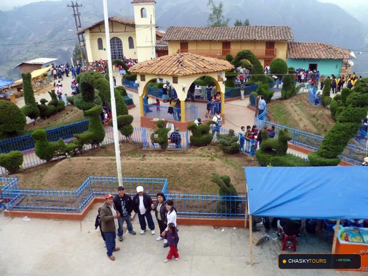 Plaza Mayor y Templo Matriz de Huacaschuque foto 1