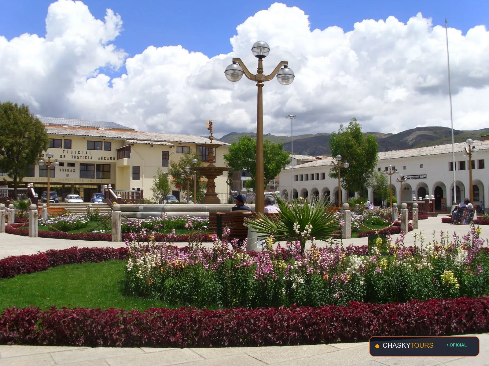 Plaza Mayor y Templo Matriz de Huachis