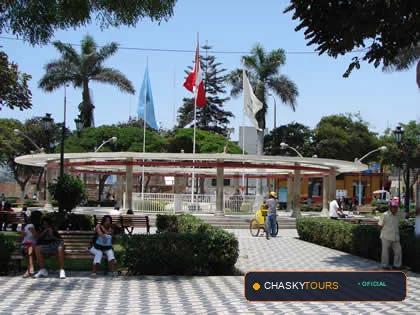 Plaza Mayor y Templo Matriz de Huachos