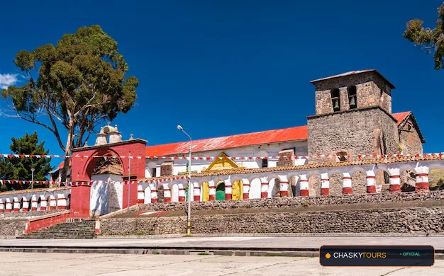 Plaza Mayor y Templo Matriz de Huacullani foto 1