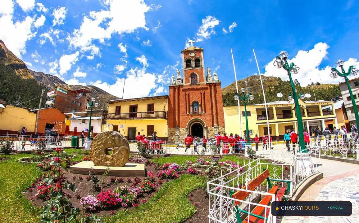 Plaza Mayor y Templo Matriz de Huallanca