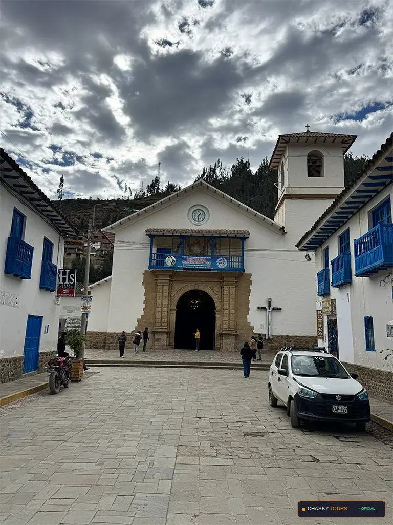 Plaza Mayor y Templo Matriz de Huancarani foto 1