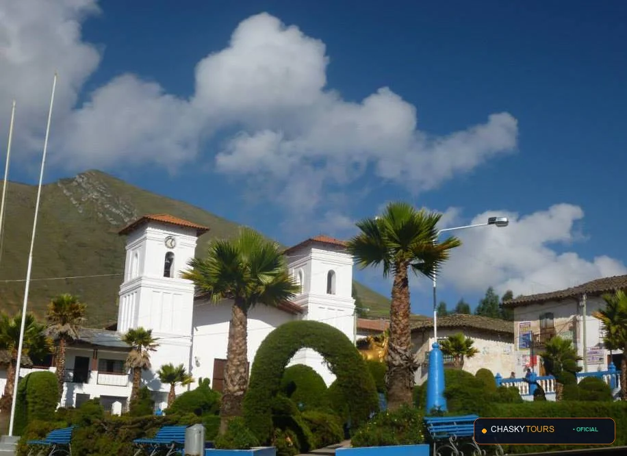 Plaza Mayor y Templo Matriz de Huancaspata foto 1