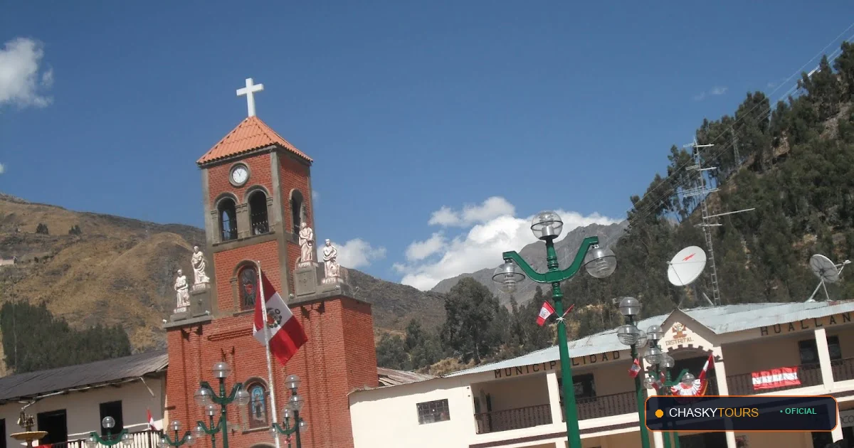 Plaza Mayor y Templo Matriz de Huayllacayan foto 1