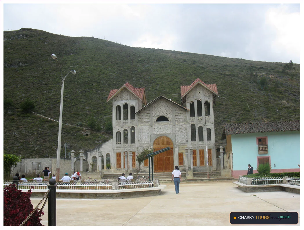 Plaza Mayor y Templo Matriz de Jorge Chavez foto 1