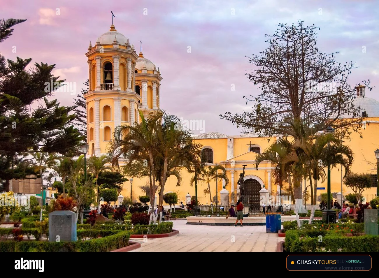 Plaza Mayor y Templo Matriz de Lambayeque foto 1