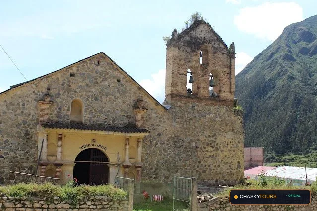 Plaza Mayor y Templo Matriz de Lambrama foto 1