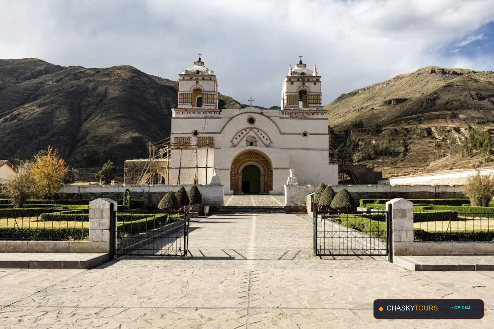 Plaza Mayor y Templo Matriz de Lari foto 1