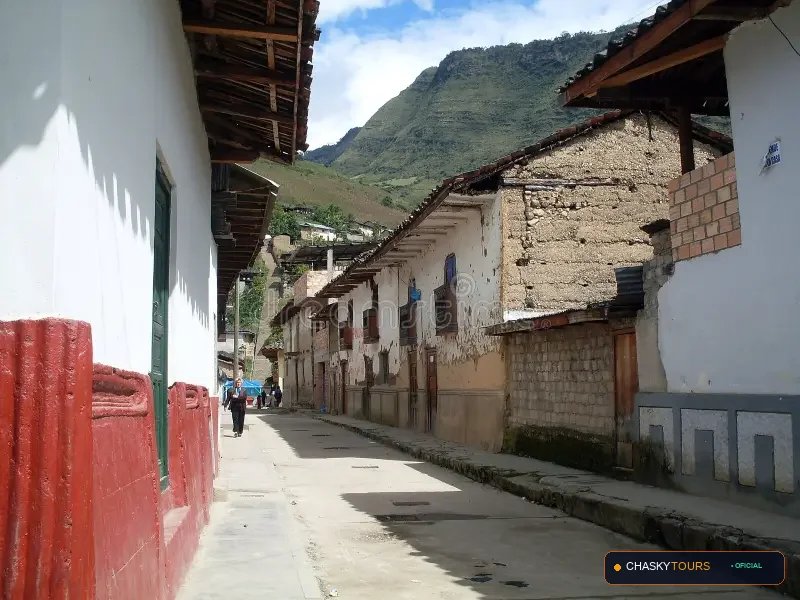 Plaza Mayor y Templo Matriz de Limabamba foto 2