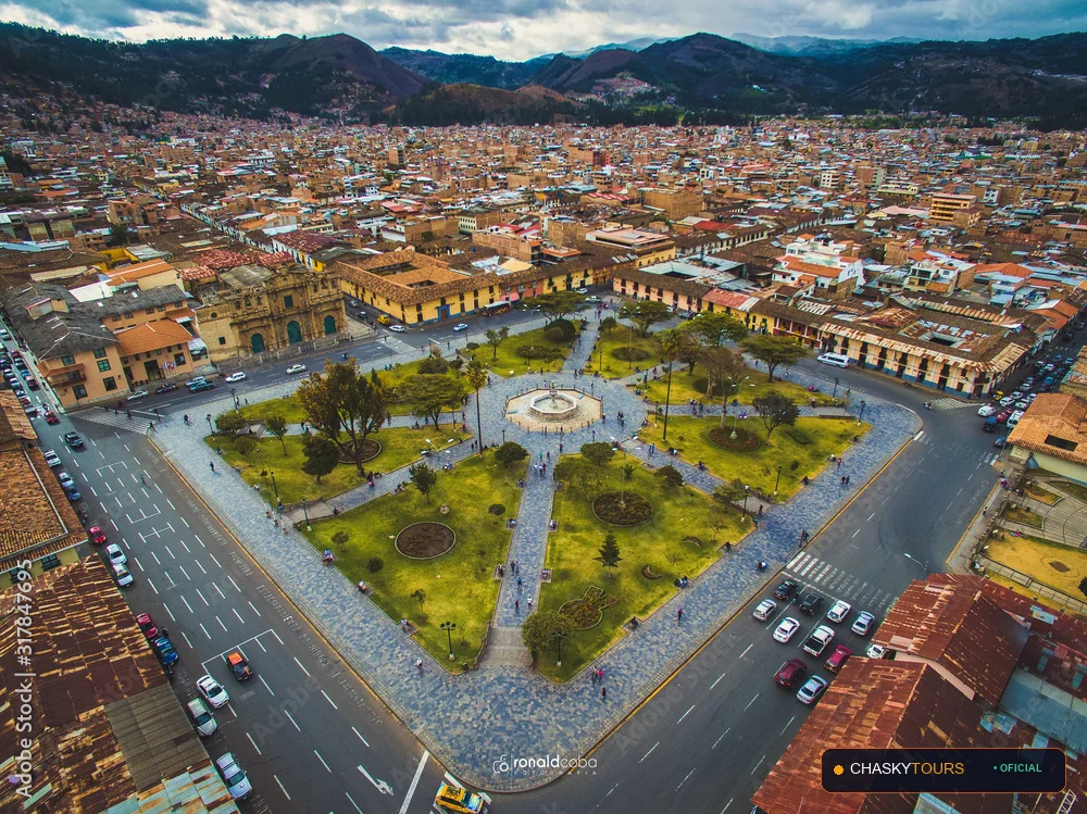 Plaza Mayor y Templo Matriz de Llacanora