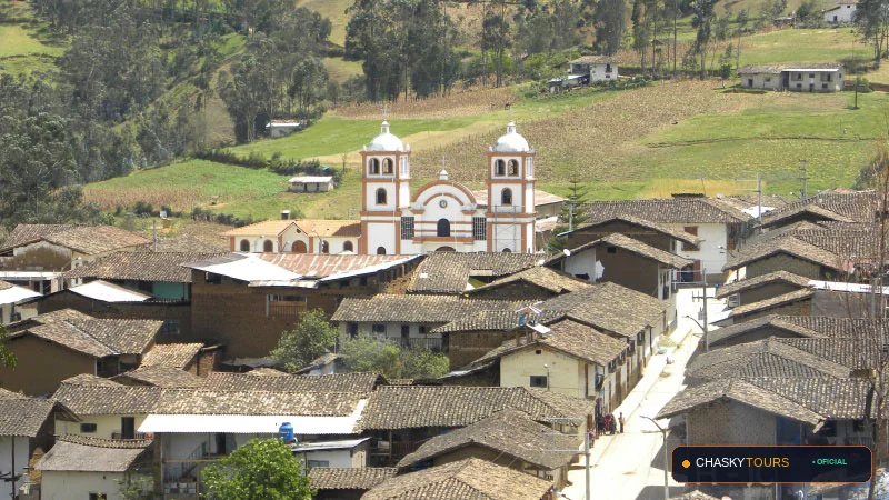 Plaza Mayor y Templo Matriz de Llapa foto 1