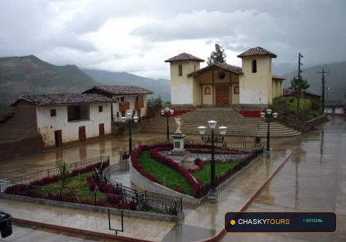Plaza Mayor y Templo Matriz de Llumpa
