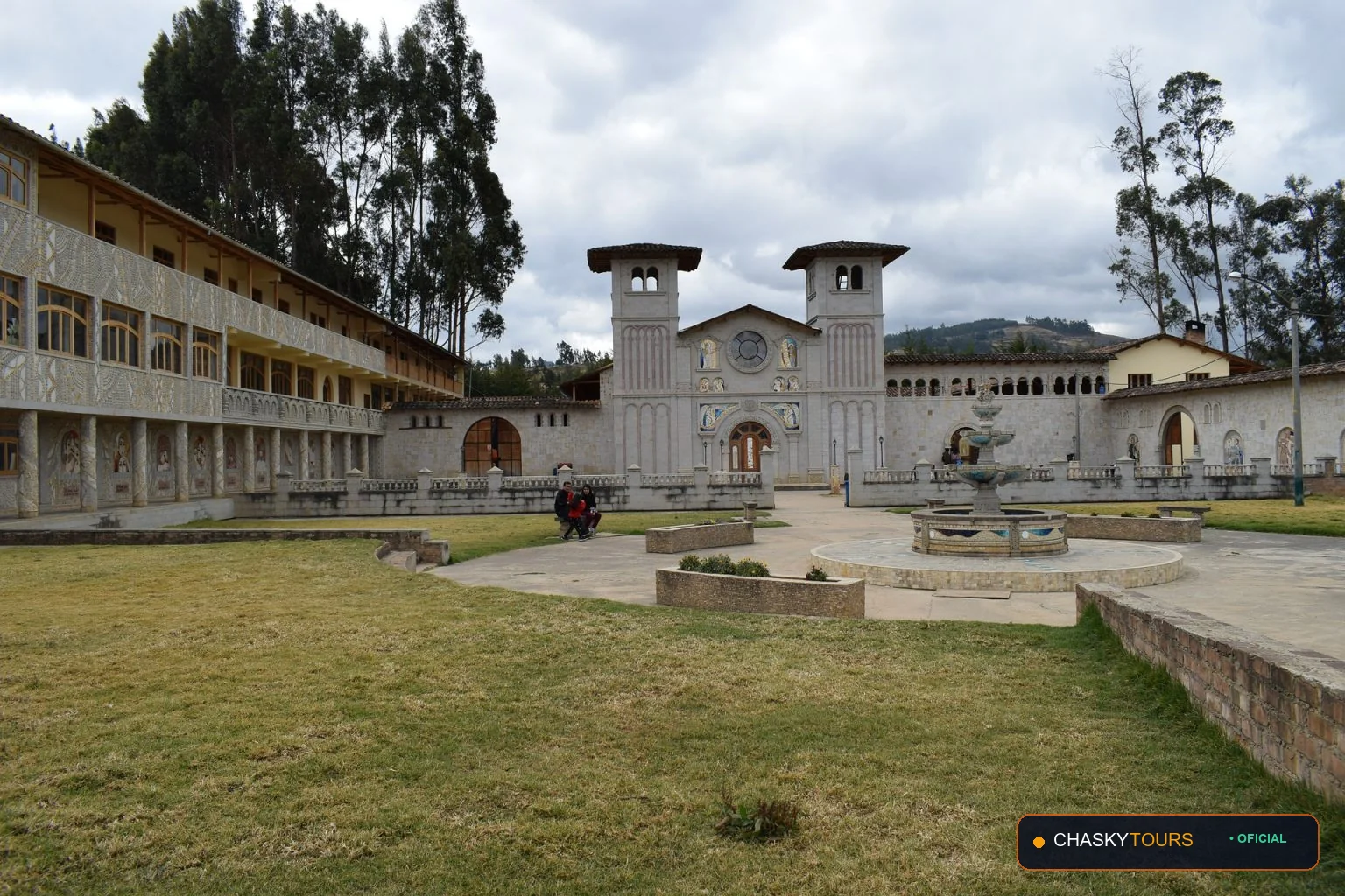 Plaza Mayor y Templo Matriz de Los Baqos Del Inca foto 2
