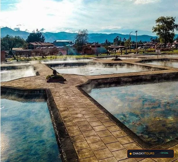 Plaza Mayor y Templo Matriz de Los Baqos Del Inca foto 4