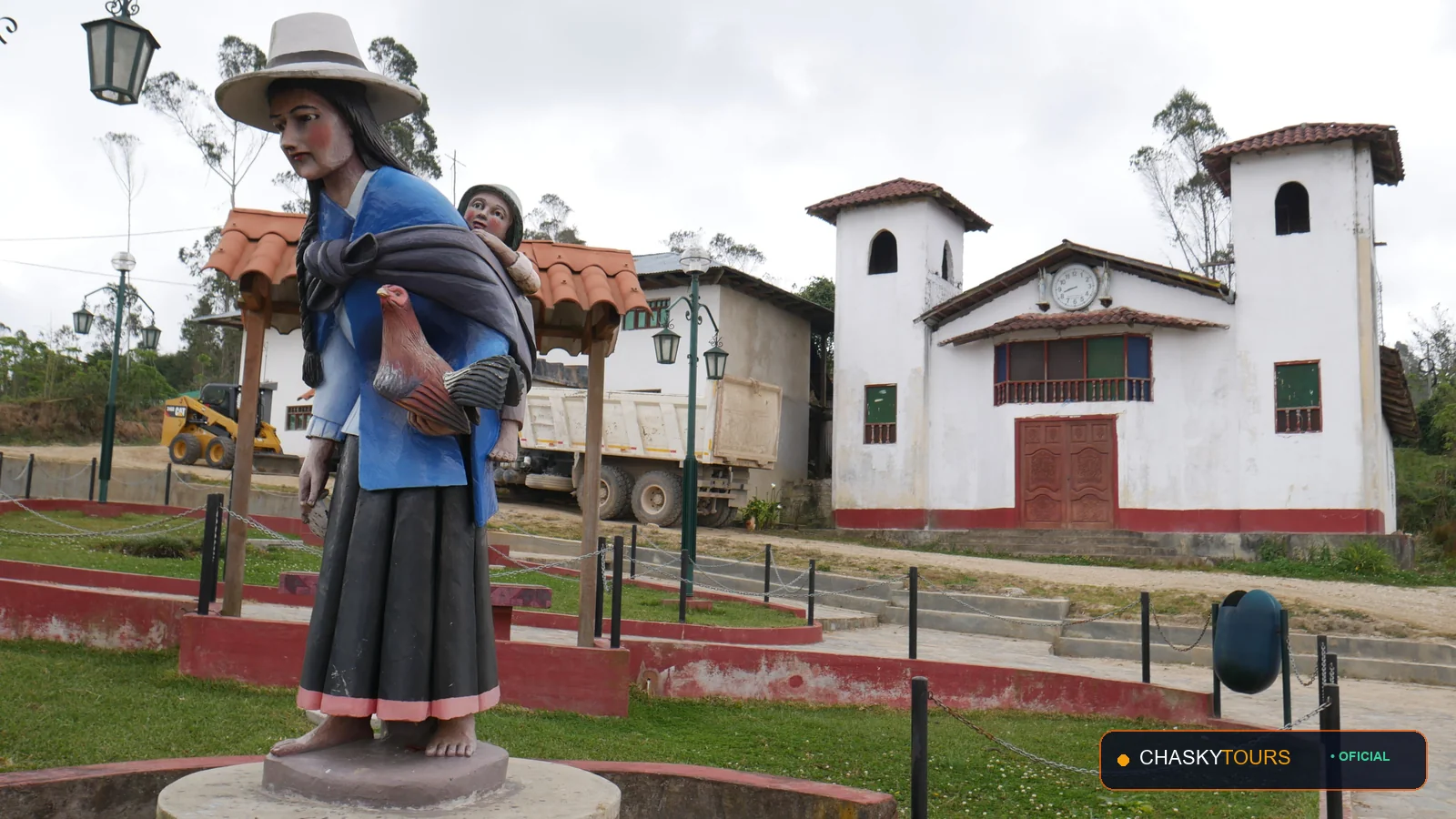 Plaza Mayor y Templo Matriz de Luya Viejo foto 2