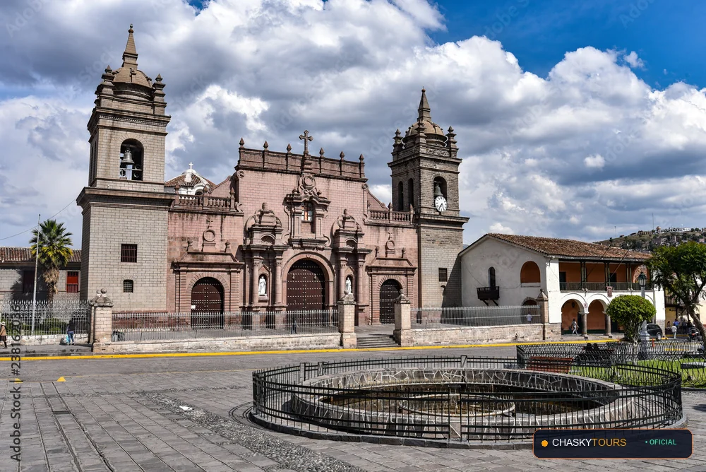 Plaza Mayor y Templo Matriz de Marcapomacocha