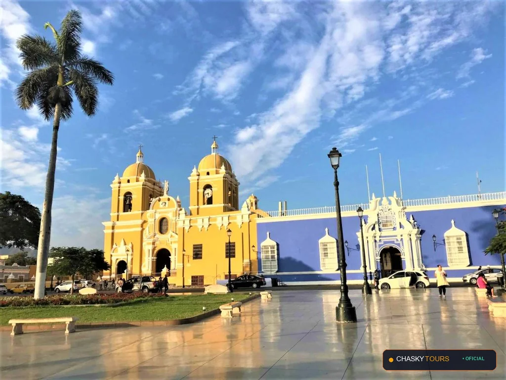 Plaza Mayor y Templo Matriz de Moche