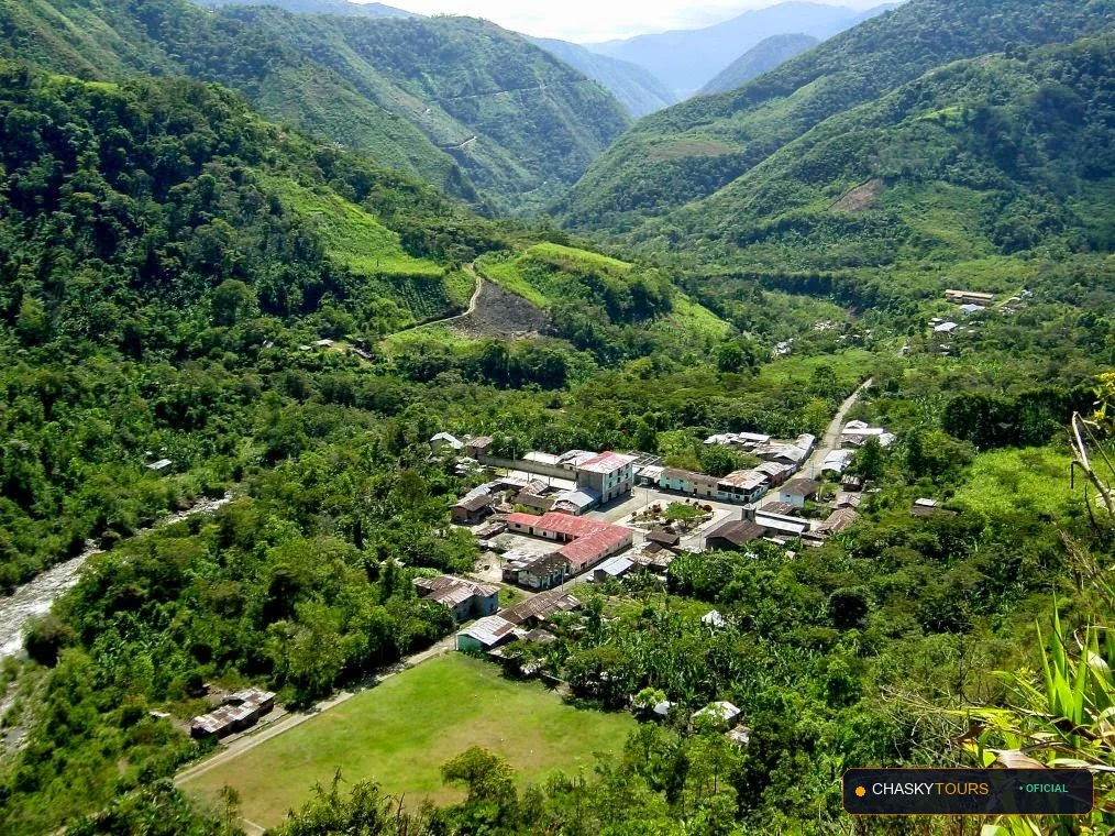 Plaza Mayor y Templo Matriz de Monobamba foto 4